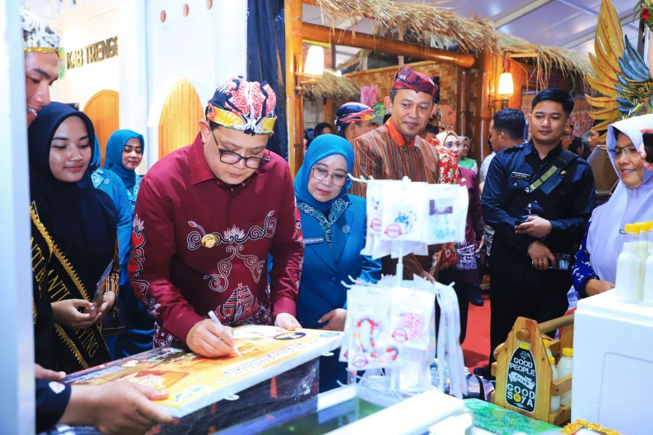 Pj Gubernur Adhy hadiri puncak penutupan BBGRM ke 21 dan HKG- PKK ke 52 di Kota Blitar. (Ist)