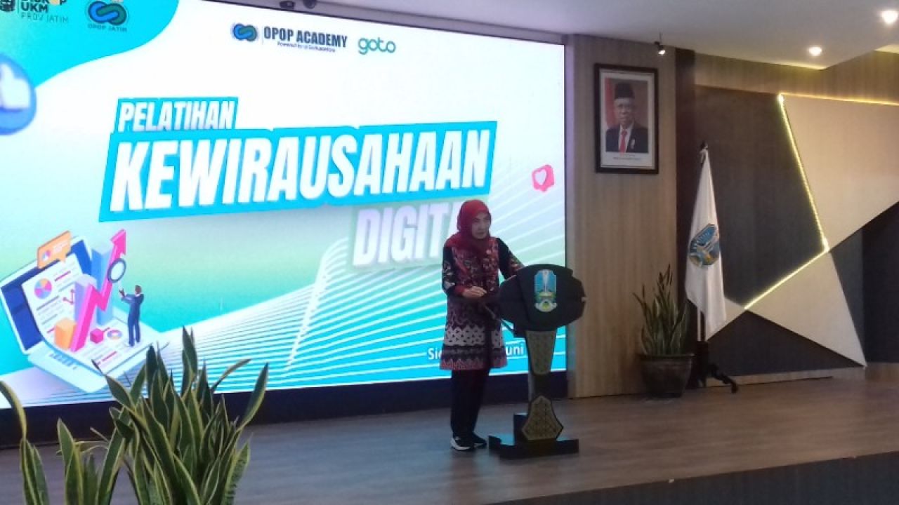 Kepala Dinas Koperasi dan UKM Jatim Andromeda Qomariah menyampaikan sambutan dalam acara pelatihan kewirausahaan di Dinas Koperasi dan UKM Jatim. (Ist)