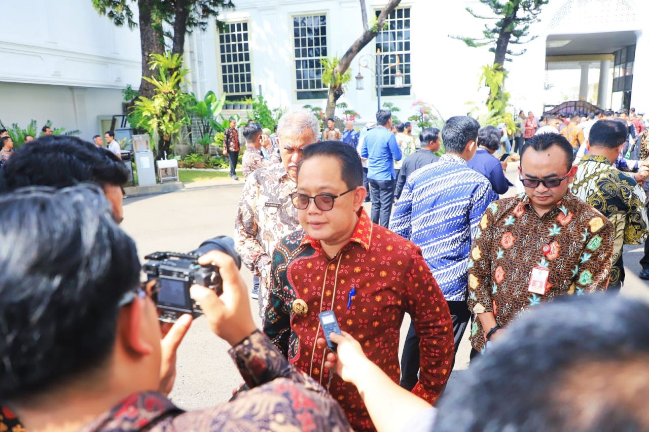 Pj Gubernur Adhy berikan keterangan pers usai menghadiri rakornas bersama Presiden Joko Widodo. (Ist)