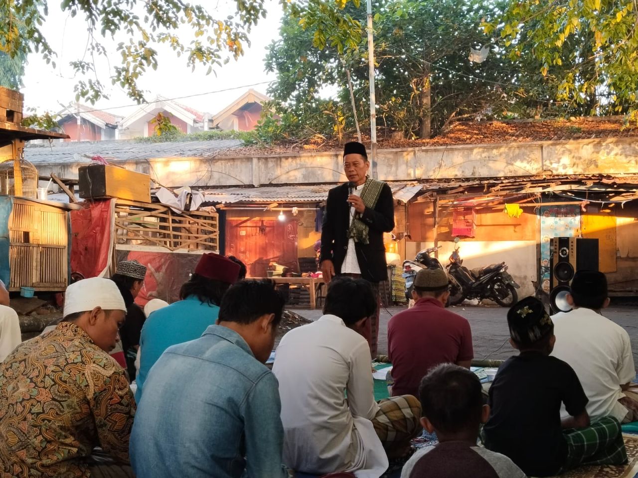 Ust Ali Sugiarto memberikan khutbah Idul Adha di keluarga anjal. (Ist)