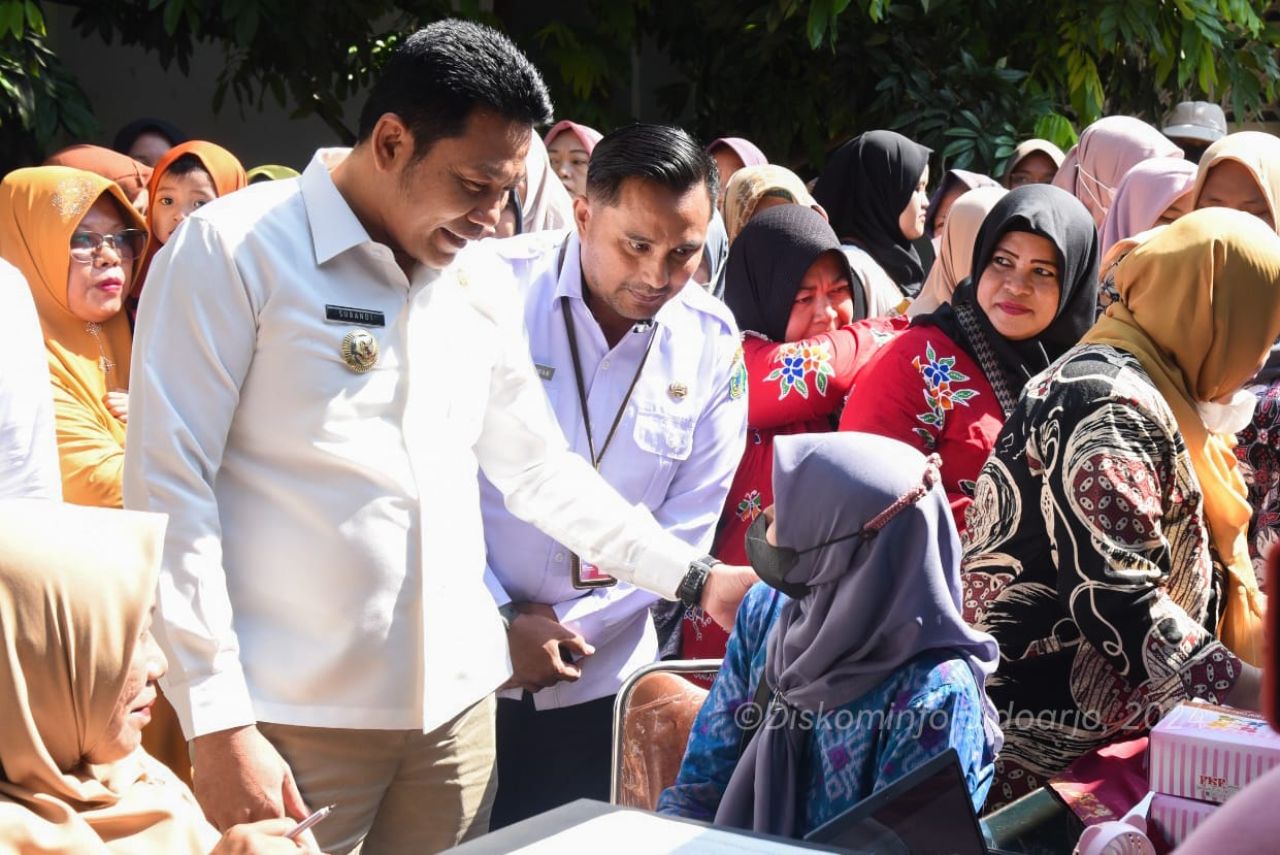 Plt Bupati Sidoarjo Subandi didampingi kepala DPMPTST Rudi menyaksikan secara langsung pengurusan izin usaha bagi pelaku UMKM di Kecamatan Pirong. (Ist)