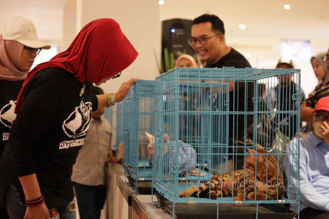 Sekdakab Sidoarjo, Fenny Apridawati saat melihat dari dekat hewan kesayangan yang di pamerkan. (Ist)