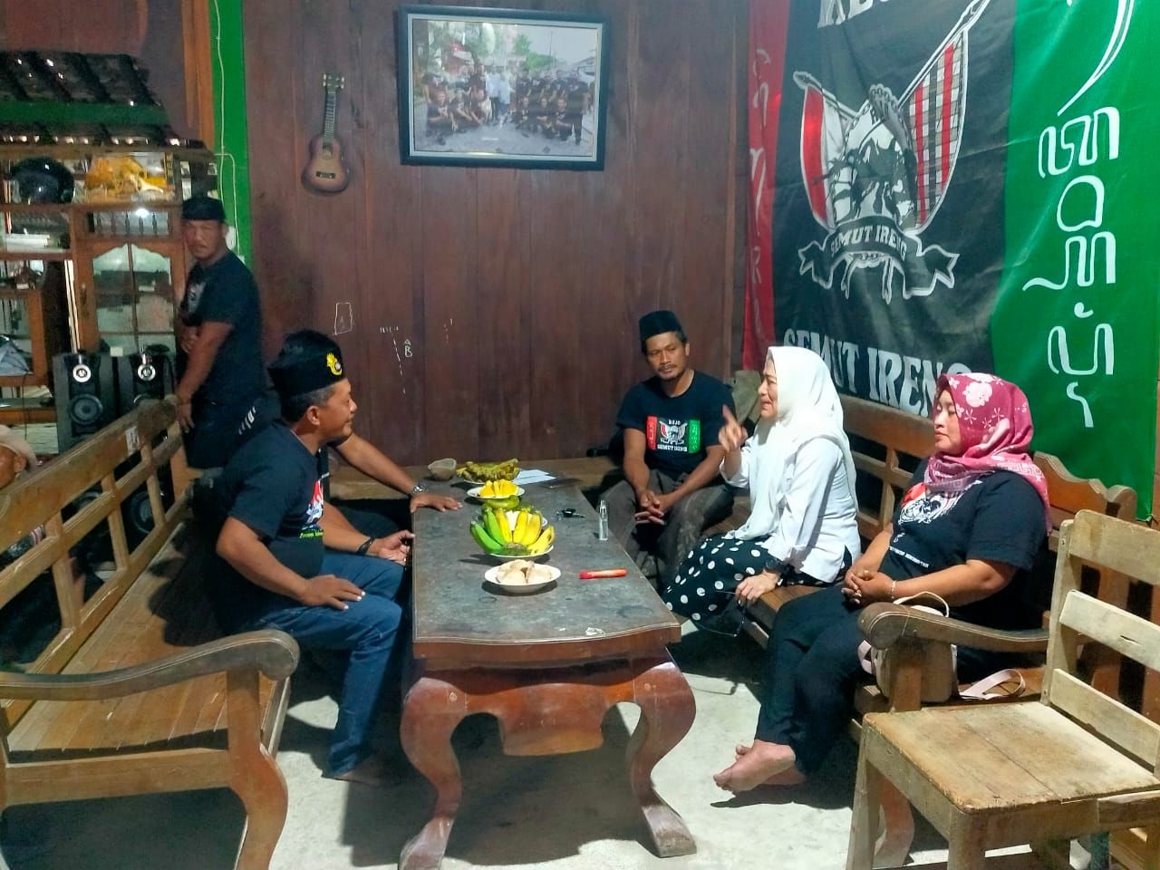 Ketua Rejo Semut Ireng Bojonegoro, Guwono bersama Anna Mu'awanah bahas program kerja berkesinambungan. (Ist) . (Ist)