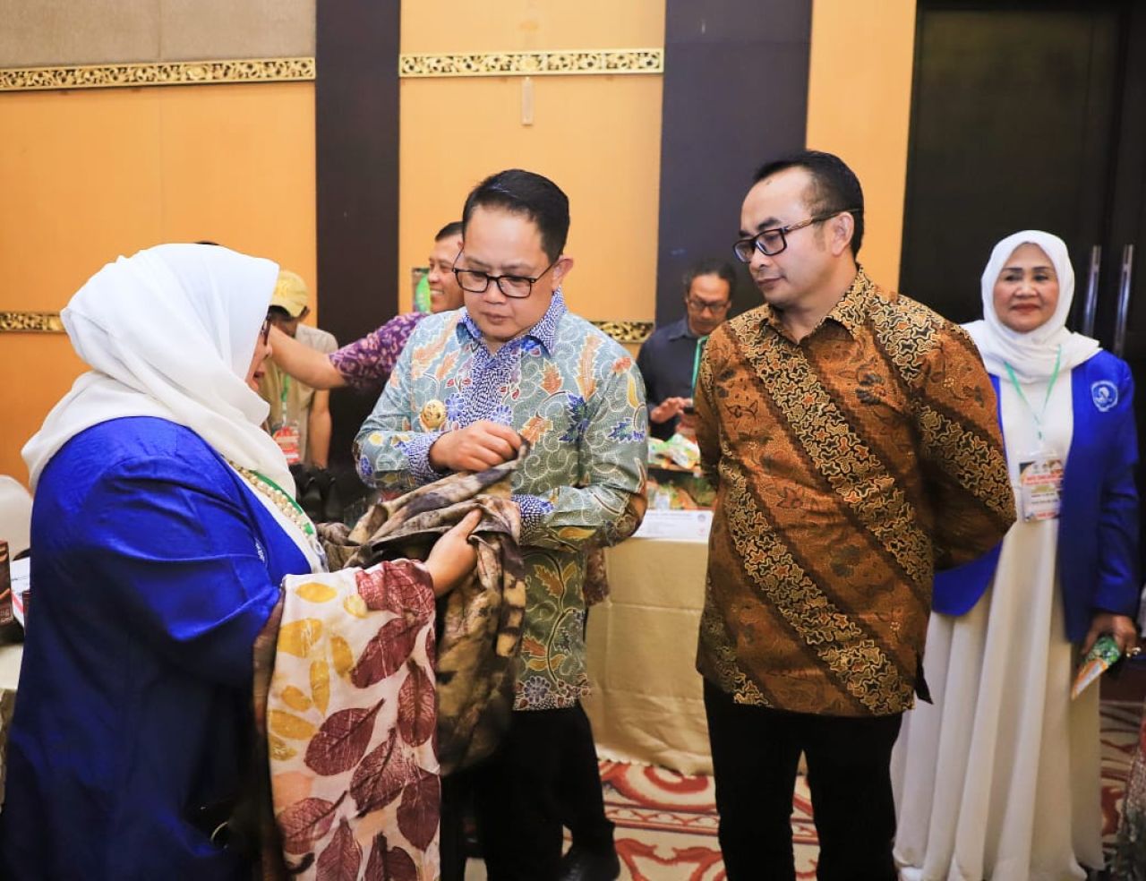 Pj Gubernur Adhy melihat dari dekat hasil kerajinan batik saat dipamerkan di Misi Dagang di Provinsi Bali. (Ist)