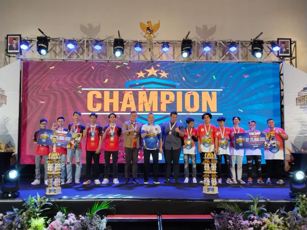 Kapolda Jatim, dan juara 1 PUBG dari Polres Gresik, serta juara 1 MLBB dari Polres Sidoarjo. (Ist)