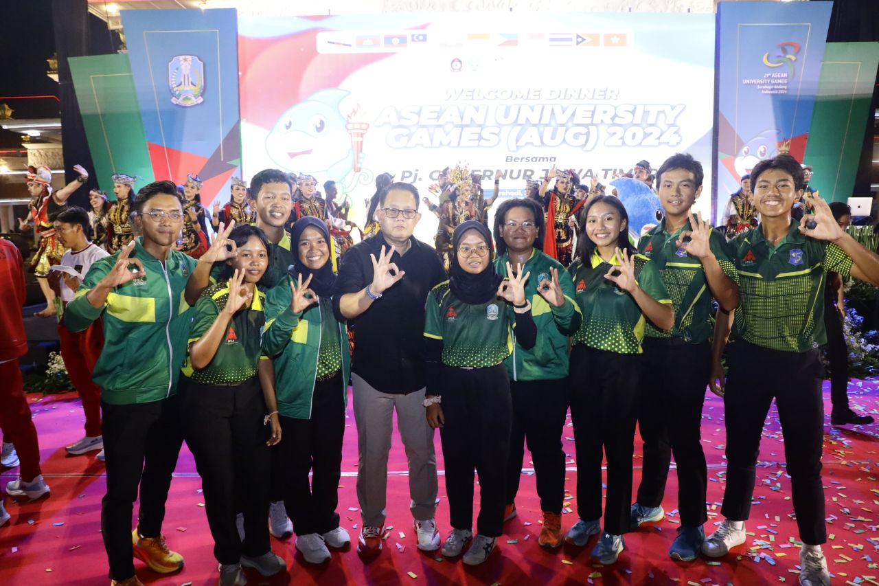 Pj Gubernur Adhy bersama peserta AUG 2924 delegasi 11 negara di Grahadi Surabaya. (Ist)