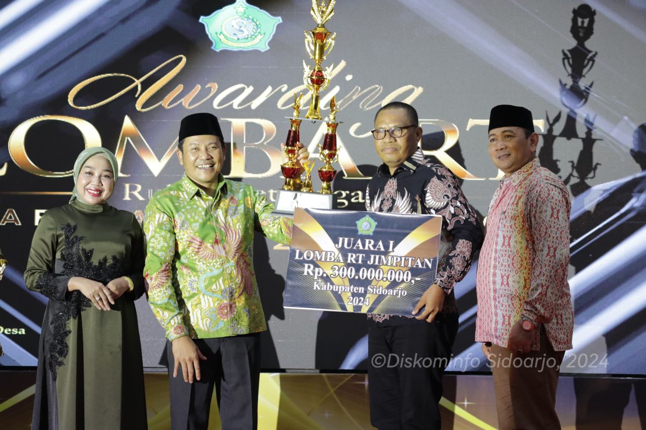 Kades Sumorame Rochmanu manerima penghargaan danri Plt Bupati Sidoarjo, Subandi setelah memenangi lomba RT Se Kabupaten Sidoarjo kategori RT Mandiri Sejahtera. (Ist)