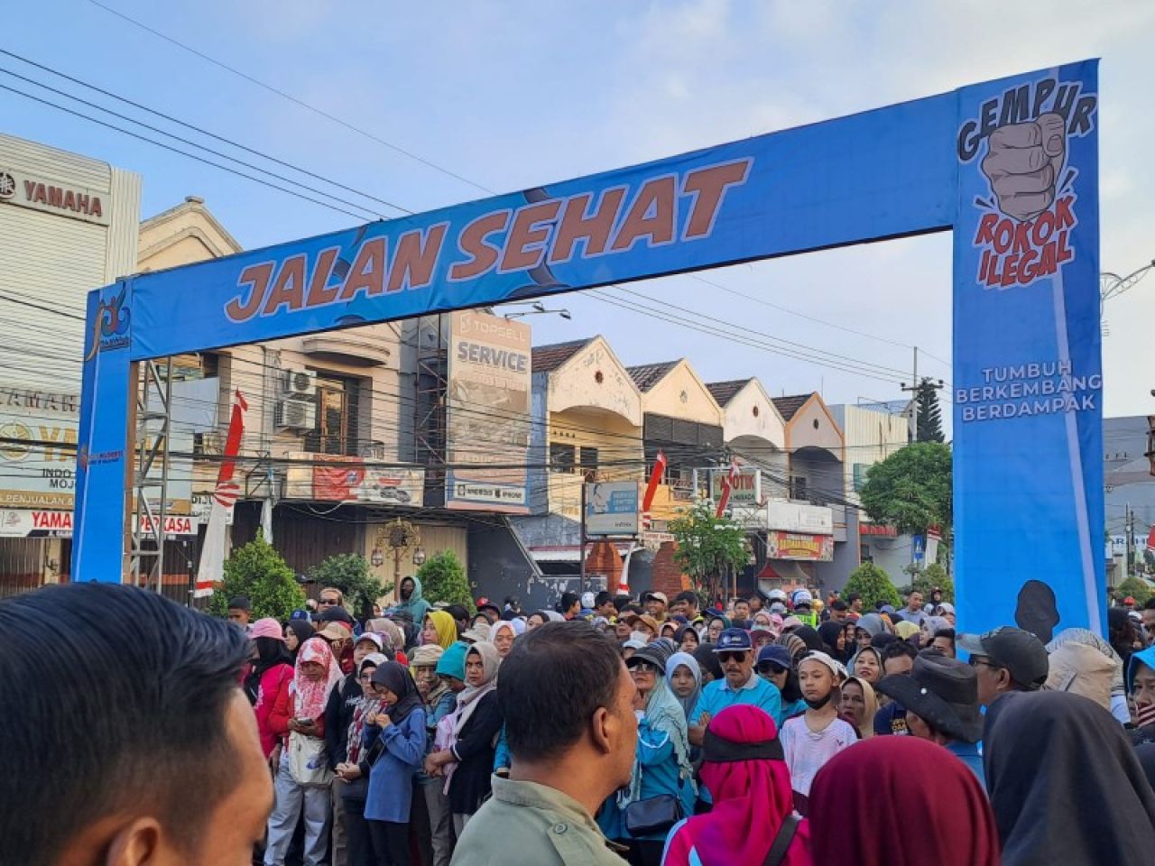 Mas Pj Berangkatkan Jalan Sehat HUT Kota Mojokerto Ke-106 Sambil Sosialisasi Gempur Rokok Ilegal 