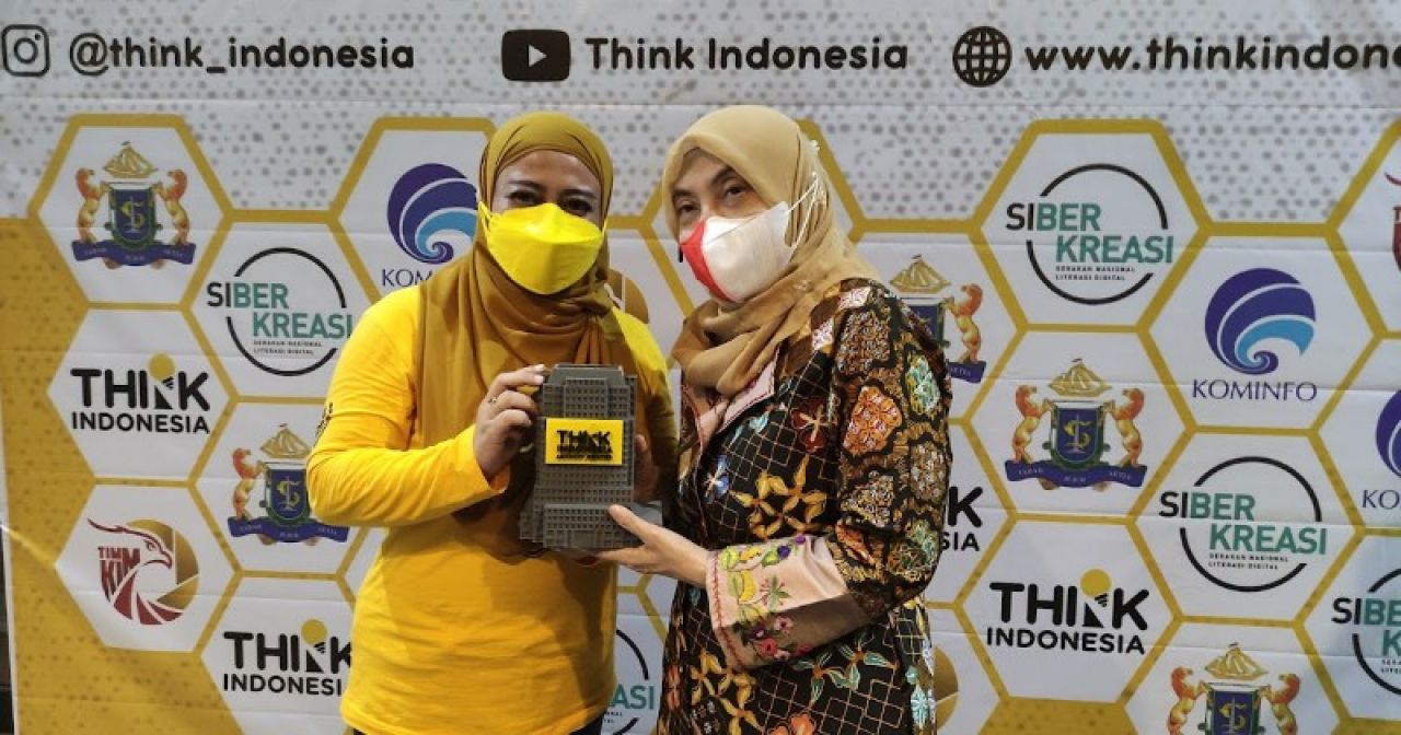 Kadinkop dan UKM Jatim, Andromeda Qomariah (kanan), dalam sebuah kegiatan. (Ist)