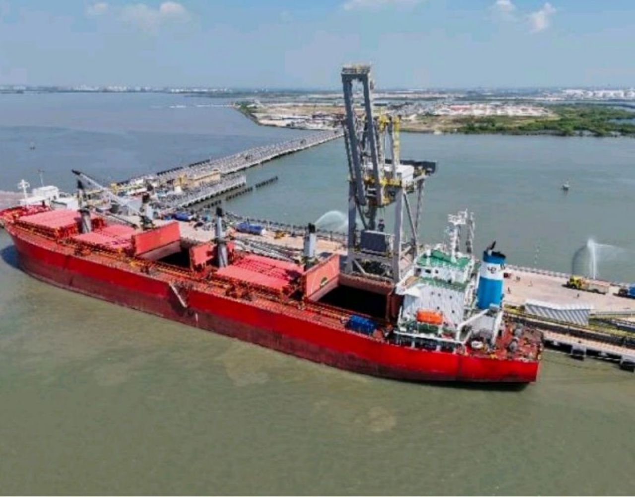 KM Vessel Unitana Lily yang mengangkut konsentrat tembaga sudah sandar di pelabuhan JIPE. (Ist)