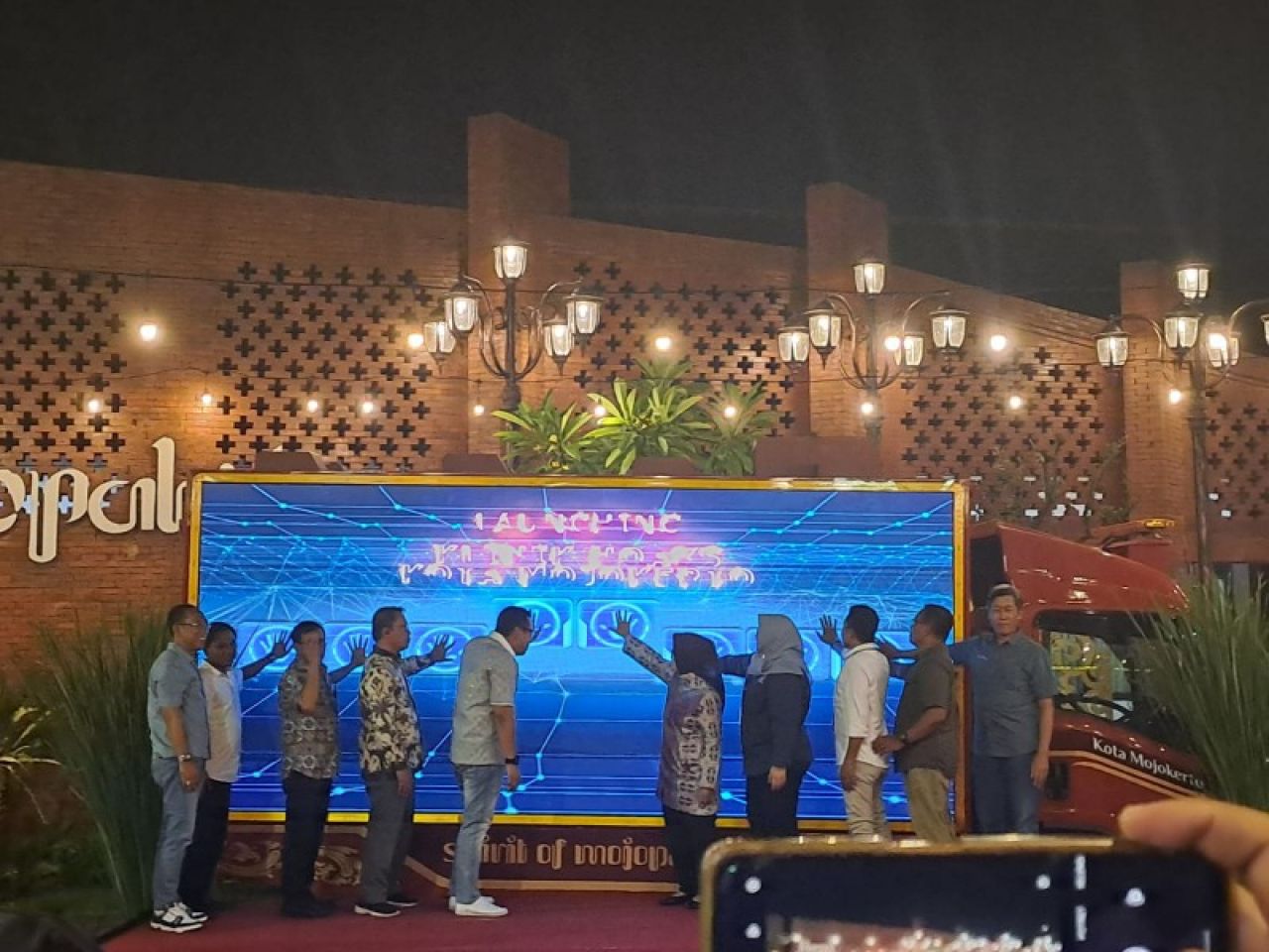 Launching Klinik Hoax Kota Mojokerto bersama mas Pj, Dewan Pers, Sekretaris Daerah Kota Mojokerto Gaguk Tri Prasetyo dan Forkopimda Kota Mojokerto. (eko)