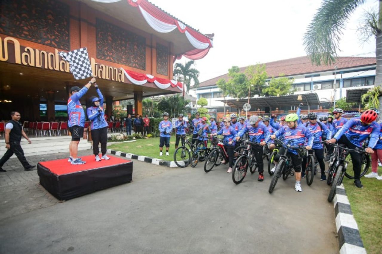 Pj Wali Kota Mojokerto Moh Ali Kuncoro bersama Bupati Mojokerto Ikfina Fahmawati memberangkatkan Gowes Bareng LCC di Halaman Balai Kota Mojokerto. (ist)