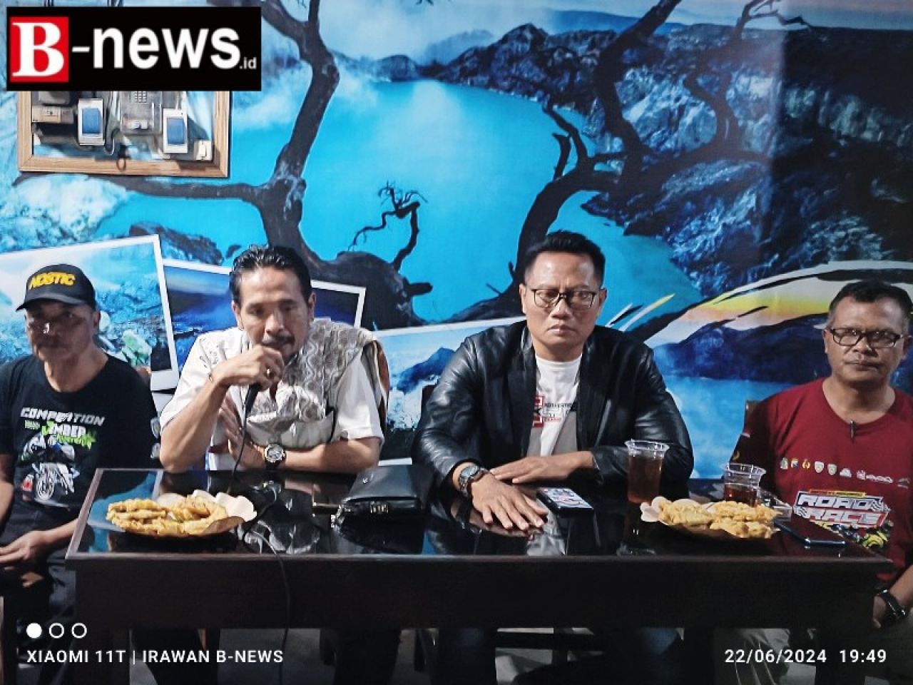 M. Yunus (kiri) dan Sugeng Eko Harto (kanan) saat gelar forum komunikasi bersama Club-club otomatis sekabupaten Banyuwangi, Sabtu (23/6/2024) malam. (Irw/B-news)