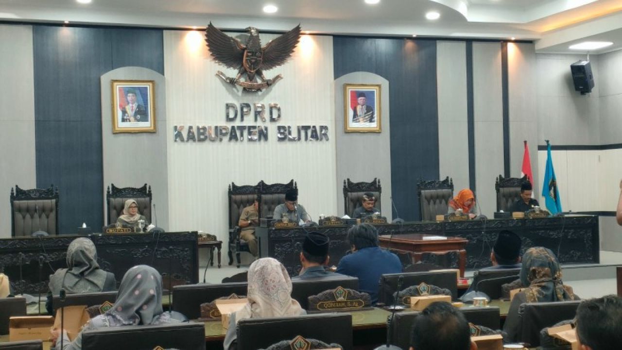 Ketua DPRD Kabupaten Blitar bersama Bupati Blitar saat hadiri rapat paripurna.(ist)