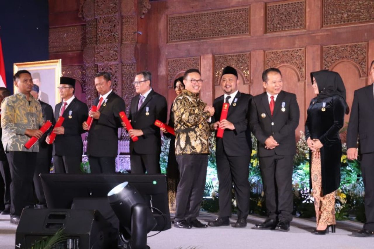 Bupati Gresik, Fandi Akhmad Yani menerima penghargaan Manggala Karya Kencana. (Ist)