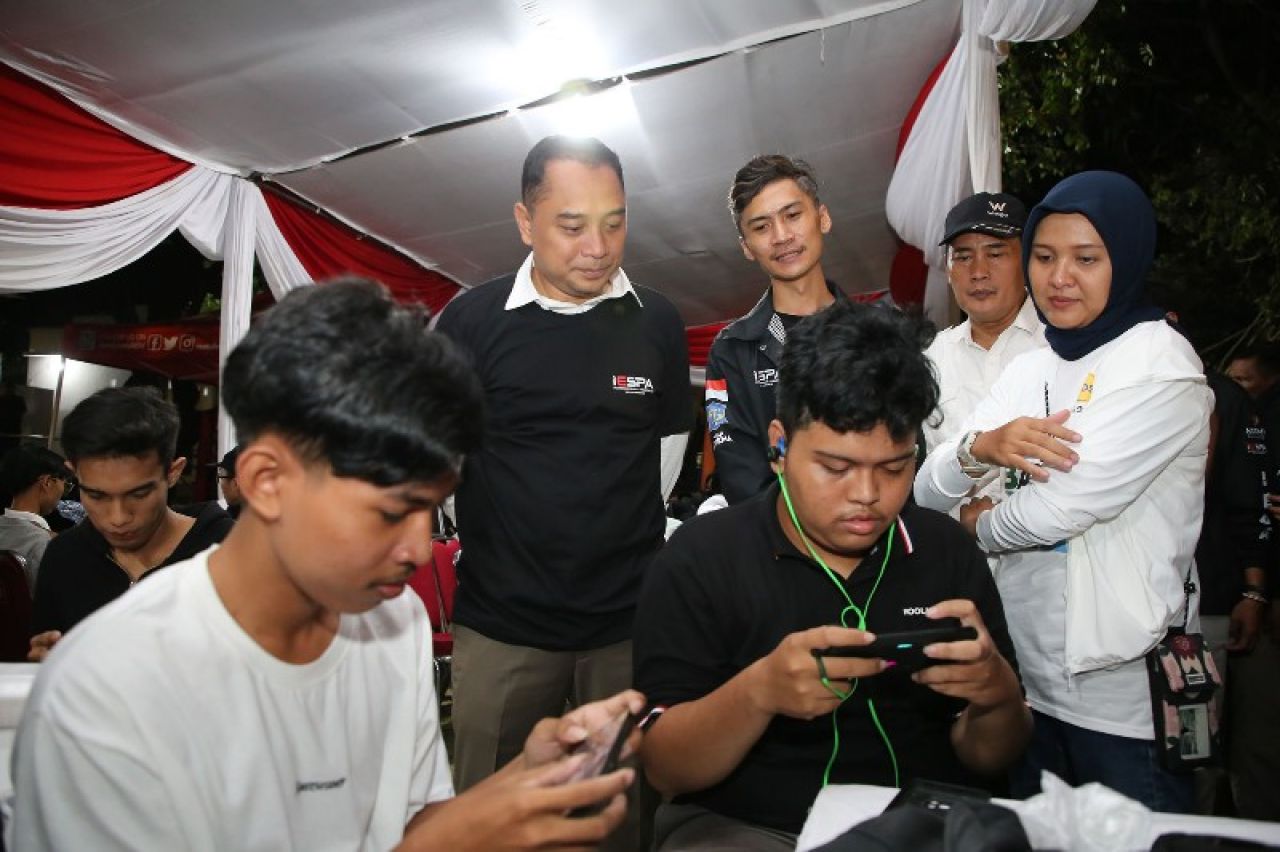 Wali kota Eri Cahyadi saat melihat secara langsung turnamen peserta Esports. (Ist)
