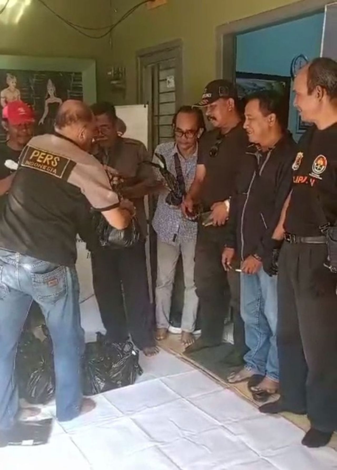 Ketua Umum Pijar Nusantara, Sutrisno membagikan daging kurban untuk para anggotanya. (ist)