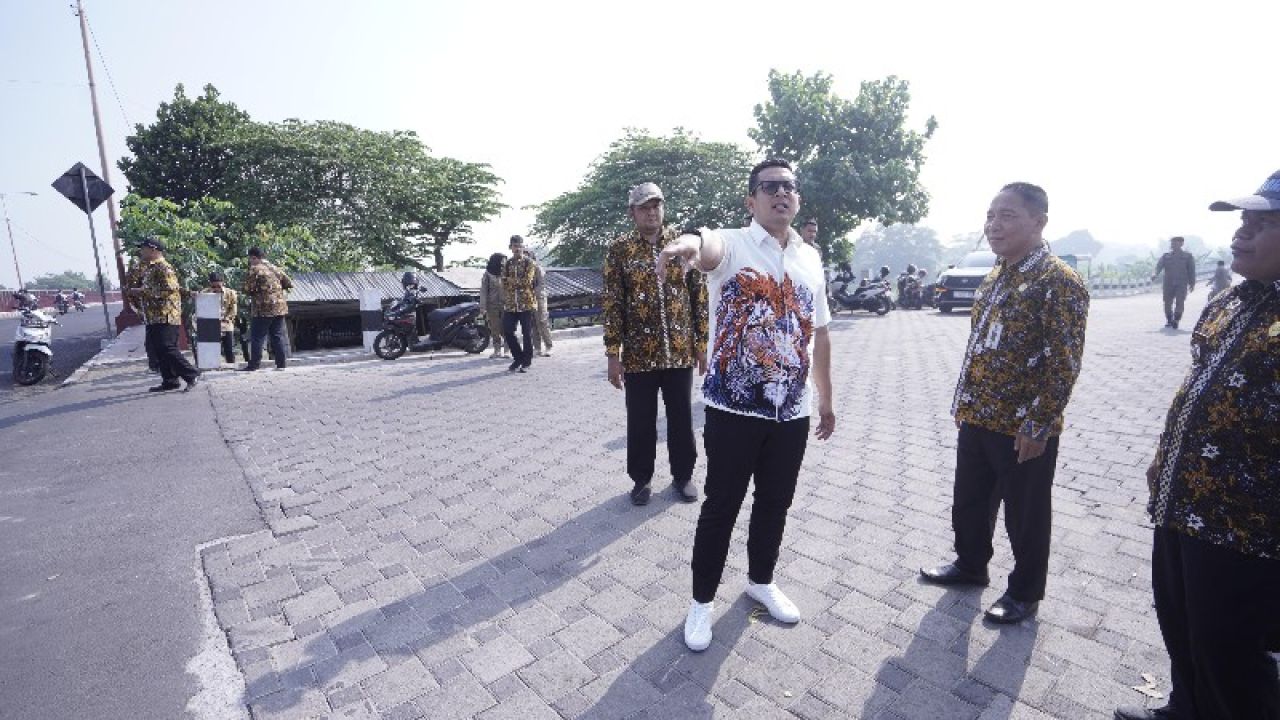 Mas Pj didampingi Kadis PUPR Perakim Muraji saat meninjau Jalan Balongcangkring-Rejoto. (ist)