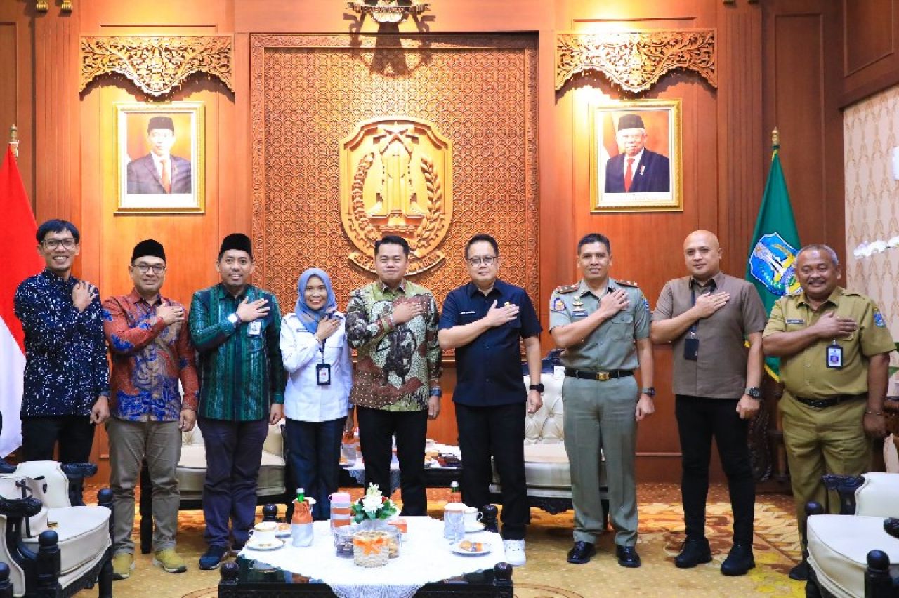 Pj Gubernur Adhy bersama ketua KPU Jatim dan unsur terkait. (Ist)