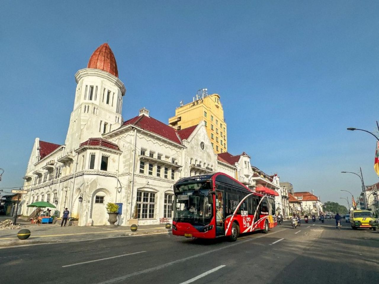 Sarana transportasi massal Surabaya Bus semakin fina nati masyarakat wsrga kota Surabaya saat bepergian ke Mall di Surabaya. (Ist)