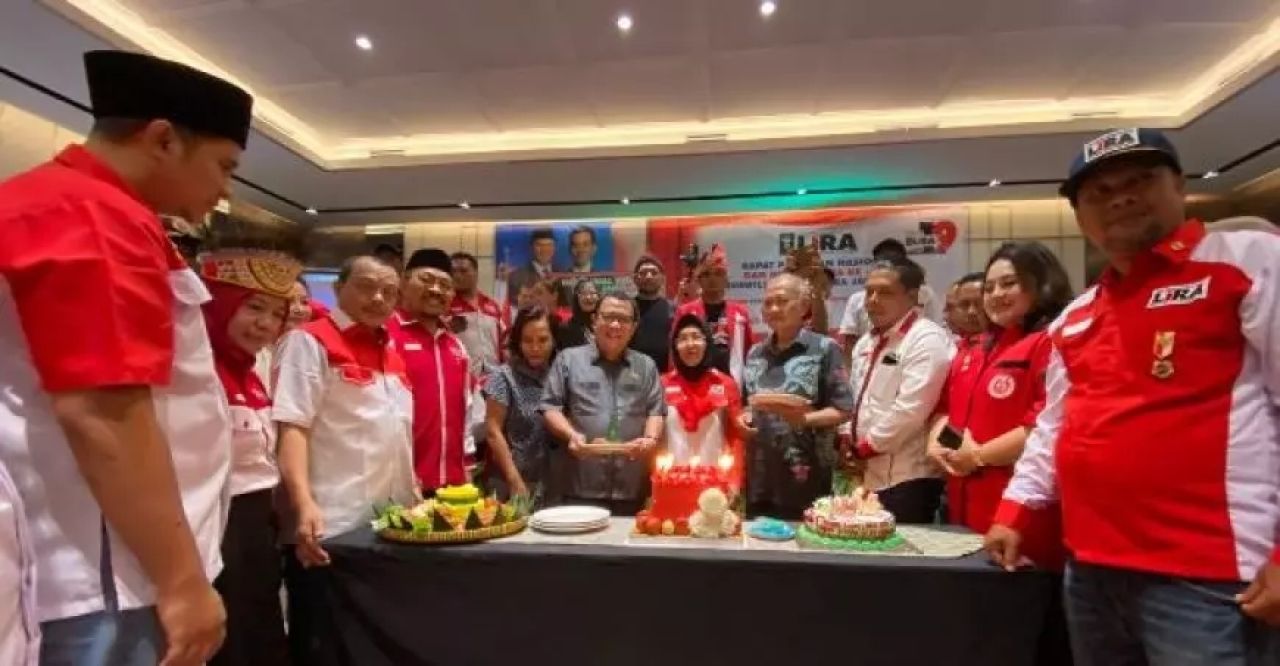 Ketua DPRD Sidoarjo, H Usman menghadiri HUT LSM LIRA di hotel Sun City Sidoarjo. (Ist)