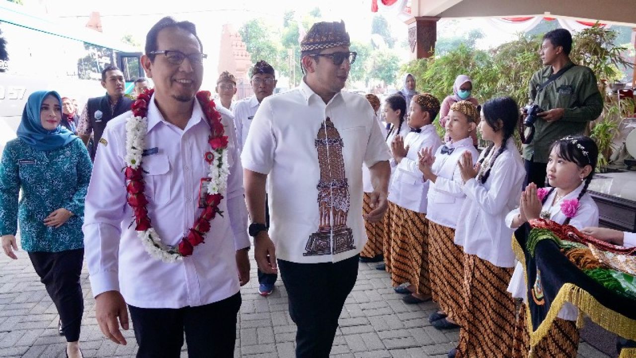 Mas Pj menyambut Ketua tim penilai yang juga Kepala DPMD Provinsi Jatim. (ist)