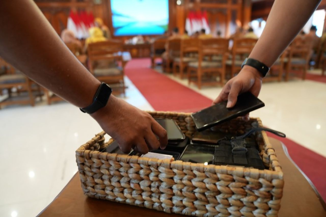 Setiap ASN Pemkot Mojokerto yang akan mengikuti rapat menaruh HPnya dalam satu wadah. (ist)