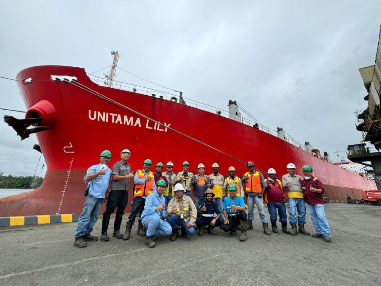 kapal yang membawa konsentrat tembaga ke Gresik. (Ist)