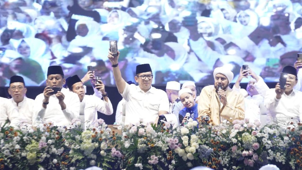 Pj Wali Kota Mojokerto Moh Ali Kuncoro bersama Habib Syech bersholawat dalam rangka Hari Jadi Kota Mojokerto Ke-106. (ist)