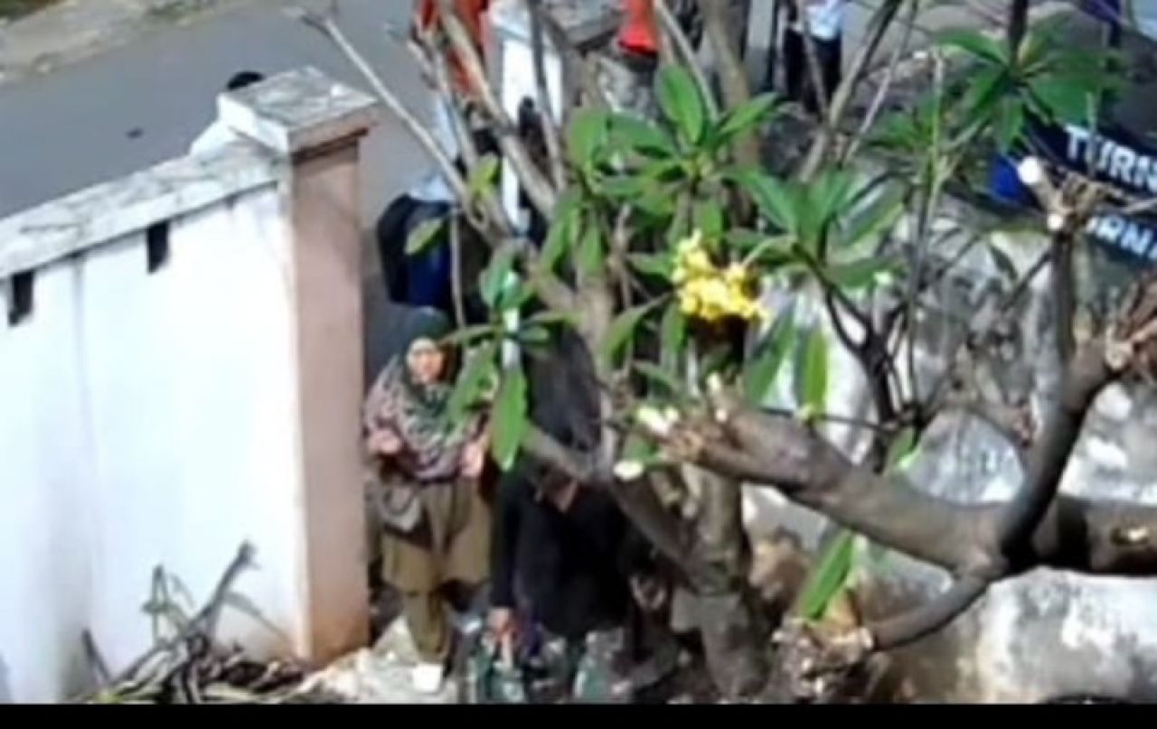 Tangkapan layar medsos, seorang wanita berjilbab dan seorang pria celana doreng sedang berada di rumah salah seorang habib. (Ist)