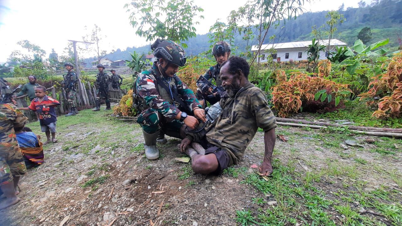 Satgas TNI sambangi kampung Titigi berikan pelayanan kesehatan kepada masyarakat. (Ist)