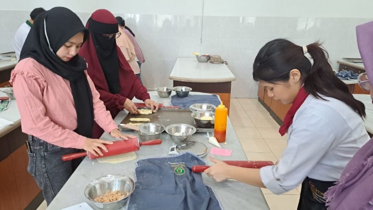 Perempuan dan pemuda Surabaya saat mengikuti pelatihan kewirausahaan. (Ist)