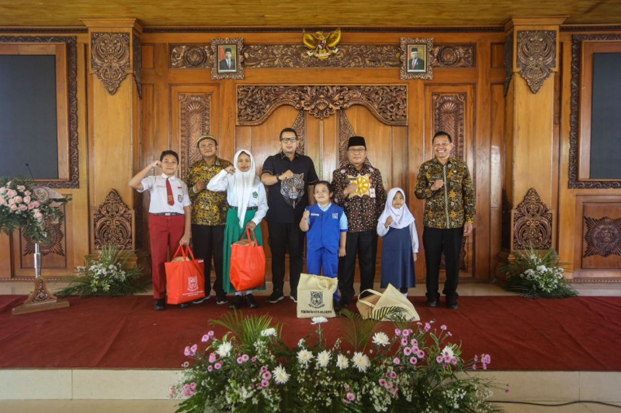 Pemkot Mojokerto Bagikan Seragam Sekolah Gratis Kepada 5.290 Siswa Baru SD - SMP