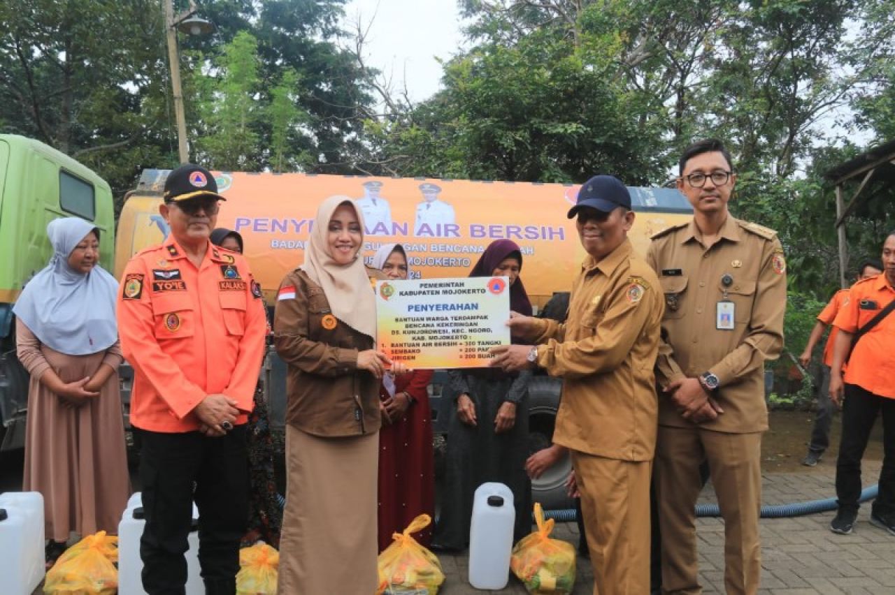 Penyerahan bantuan air bersih dan paket sembako serta jurigen dari BPBD kepada masyarakat terdampak kekeringan. (ist)