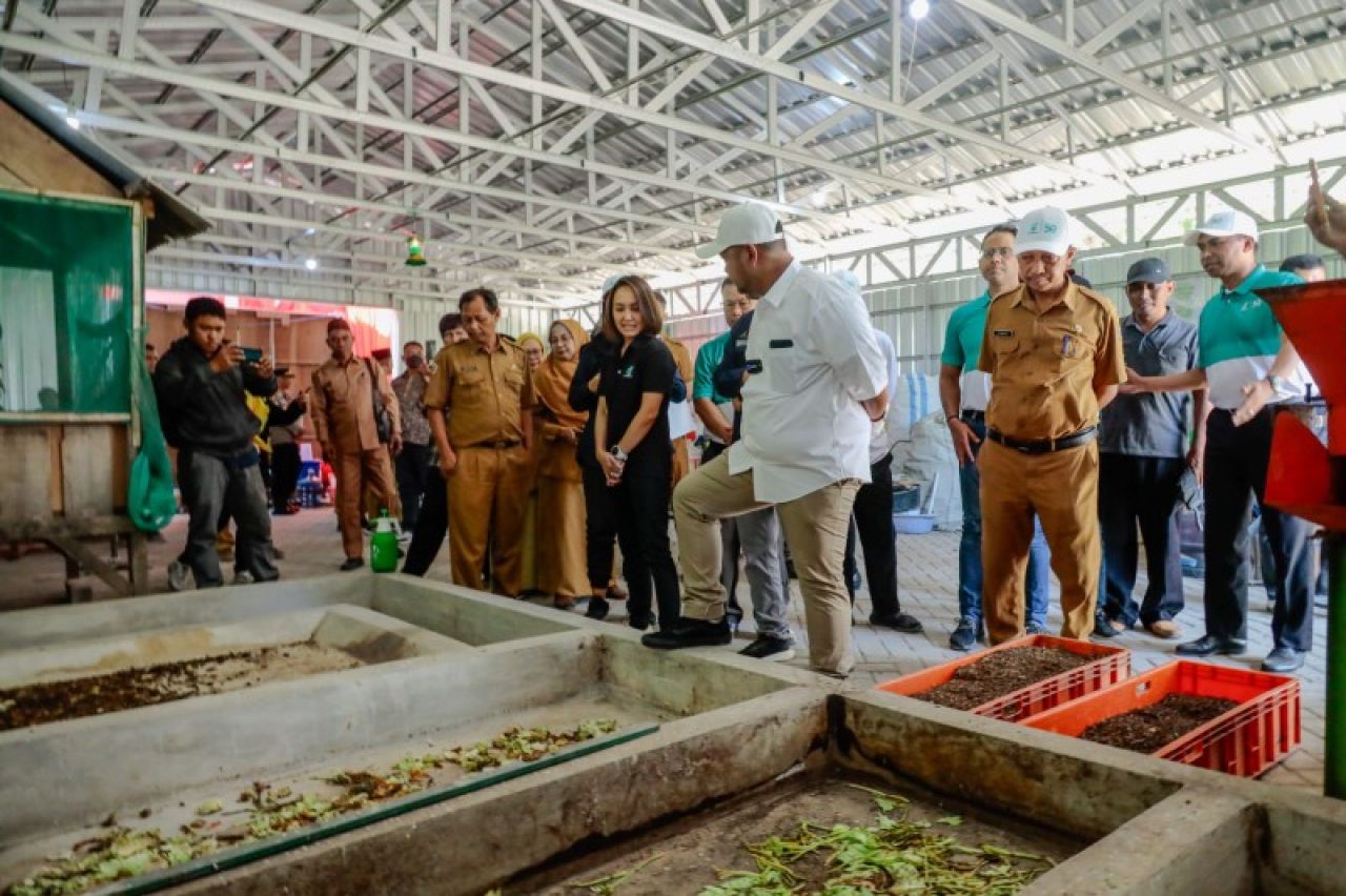 Bupati Gresik meninjau TPS3R di Manyar. (Ist)