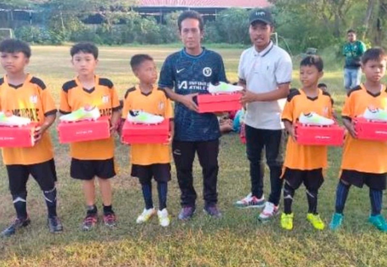 Pengurus dan Pemain SSB Mengare bersama perwakilan dari PSSI. ( ist(