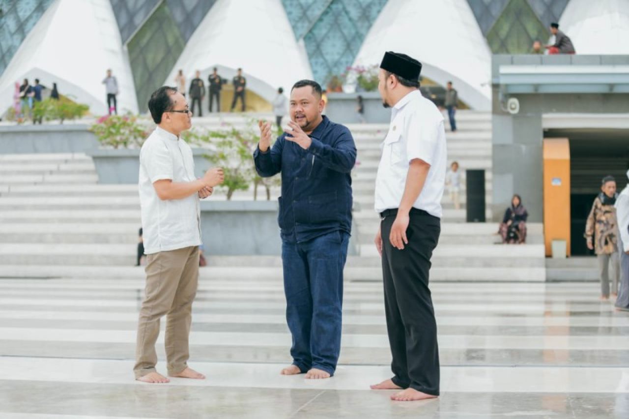 Bupati Gresik di antar kepala pariwisata mengelilingi galery di lingkup Masjid Al Jabbar. (Ist)