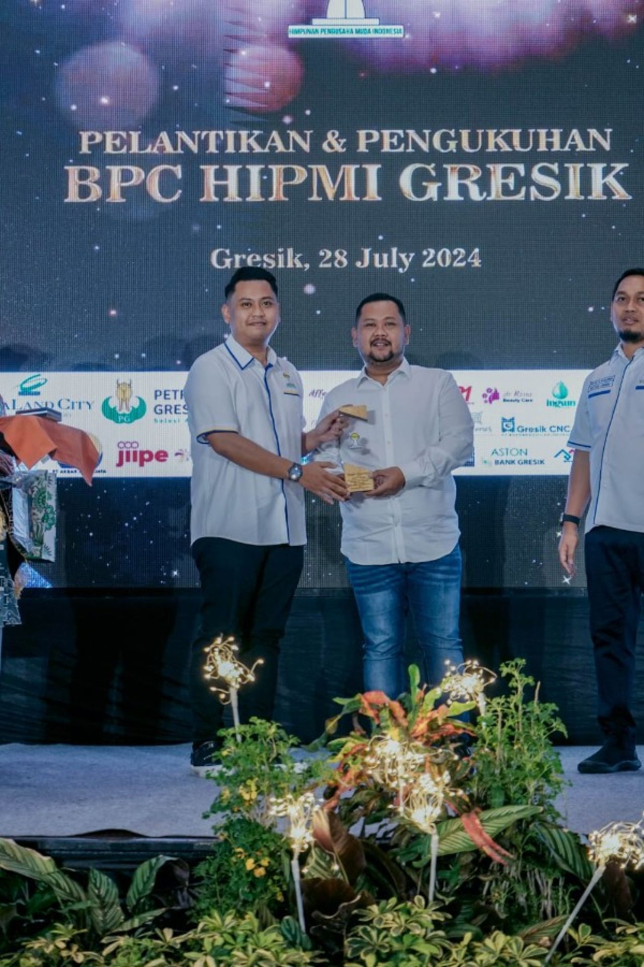 Bupati Gresik di pelantikan pengurus HIPMI. (Ist) 