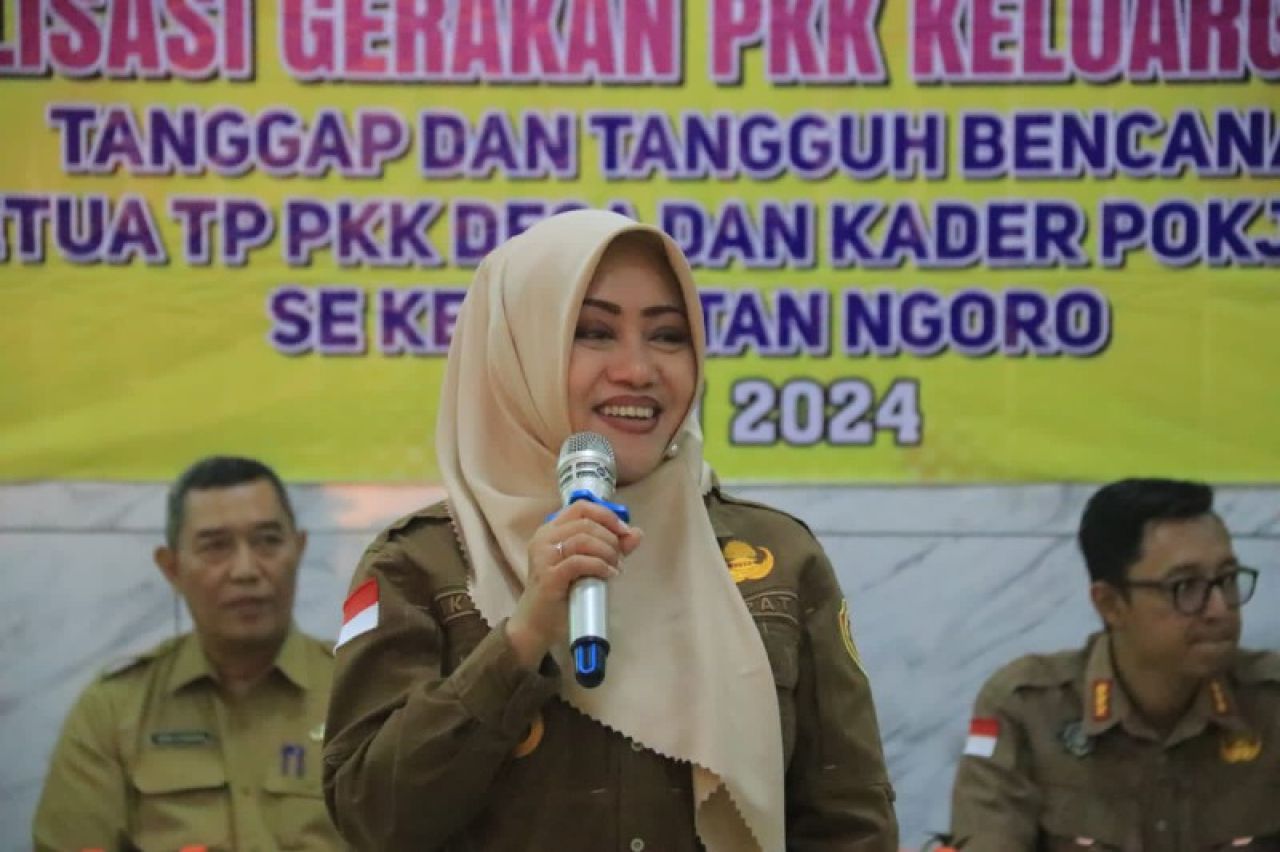 Bupati Ikfina saat memberikan arahan kepada para kader PKK di Kecamatan Ngoro. (ist)