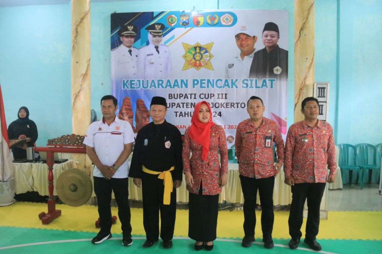 Bupati Ikfina didampingi Kepala Disbudporpar Kabupaten Mojokerto Norman Handito dan Ketua IPSI Kabupaten Mojokerto Samsul Muarifin. (ist)