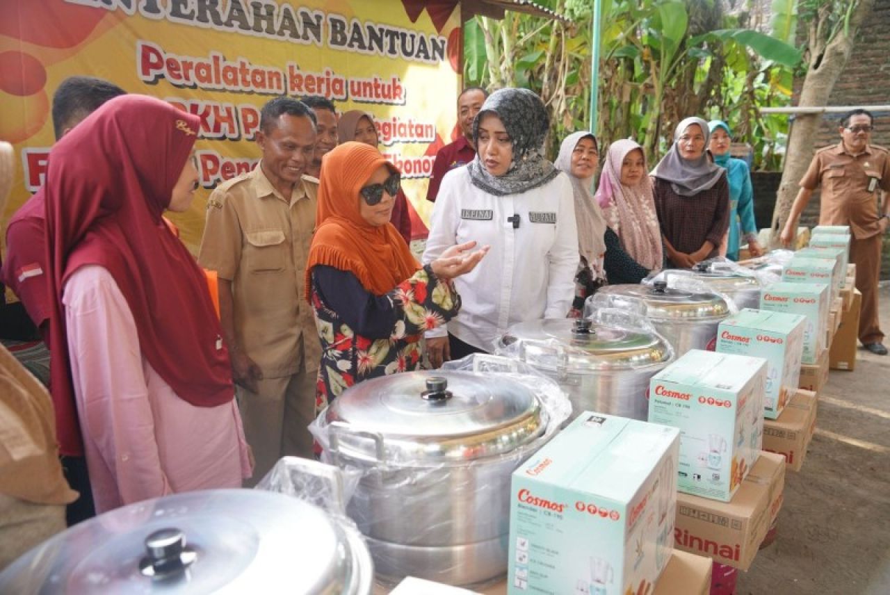 Bupati Ikfina mengajak dialog dengan seorang penerima bantuan tata boga. (ist)