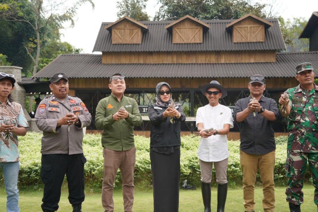 Dengan melepas burung Perkutut tanda diresmikannya cafe Rustic Market Pacet. (ist)