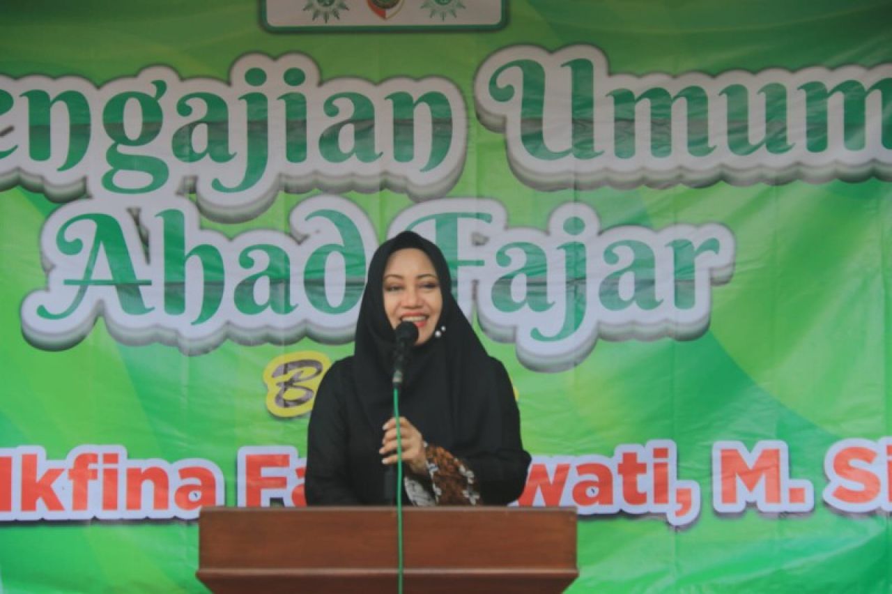 Bupati Ikfina juga memberikan pesan-pesannya di Pengajian Umum Ahad Pagi. (ist)