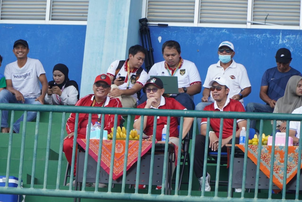 Pj Gubernur Jatim Adhy Karyono ikut menyaksikan pertandingan tenis AUG 2024, di dampingin Wakil Rektor II, Bidang Hukum, Ketatalaksanaan, Keuangan, Sumber Daya dan Usaha, Dr. Bachtiar Syaiful Bachri, M.Pd dan Dekan FIKK Dr Dwi Cahyo Kartiko M Pd. (Ist)