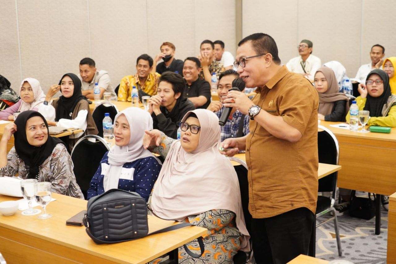 Ketua DPRD Sidoarjo, Abah Usman menjadi narasumber pelatihan UMKM di Hotel Surya Prigen. (Ist)