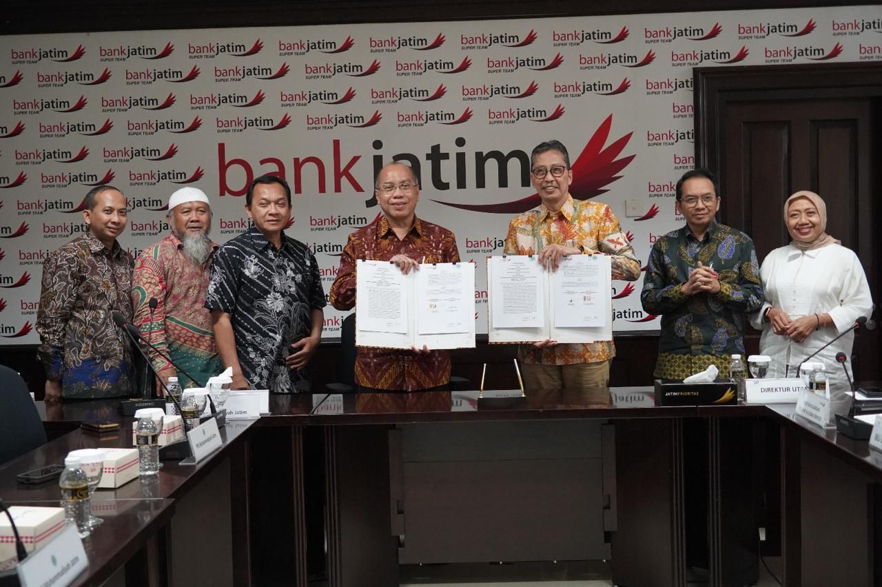 Dirut Bank Jatim, Busrul Iman usai tandatangani MoU dengan Ketua PW Muhammadiyah Jawa Timur, Sukadiono di ruang Semeru kantor Bank Jatim Jl. Basuki Rahmat Surabaya. (Ist)