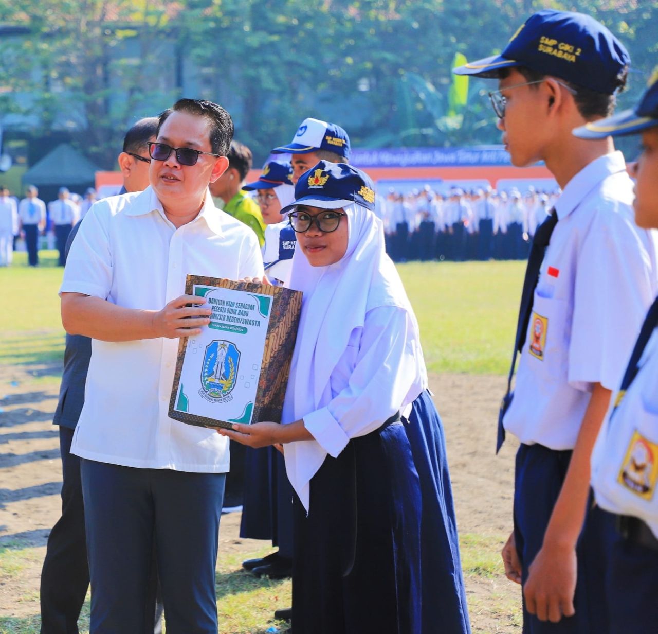 Pj Gubernur Adhy secara simbolis serahkan penghargaan kepada siswa. (Ist)