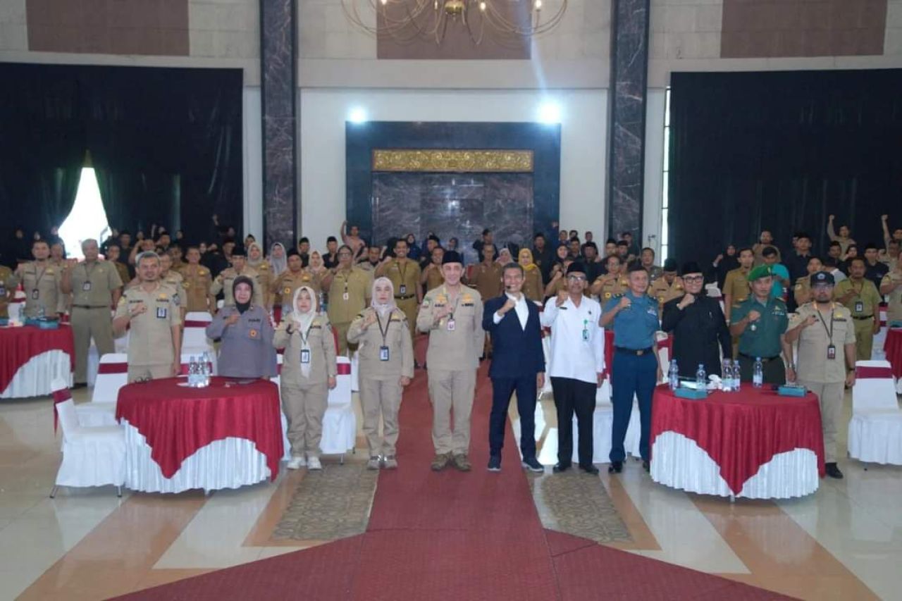 Pj Bupati Bangkalan Arief M Edie foto bersama usai membuka ESQ Training kepada ASN Bangkalan fi gedung Serba Guna Ratu Ebuh Bangkalan. (Ist)