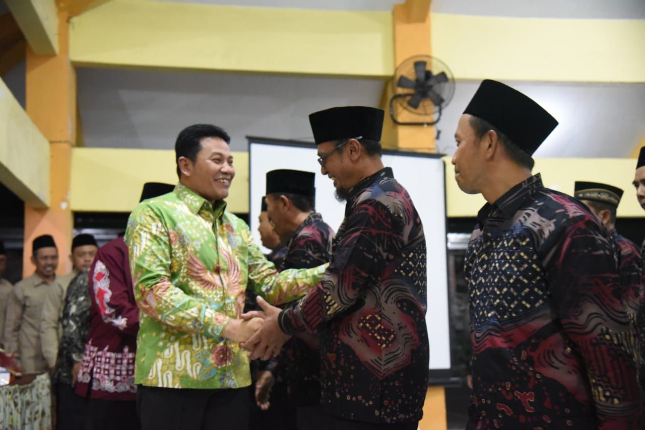 Plt Bupati Sidoarjo, H Subandi beri ucapkan selamat kepada anggota BPD usai di kukuhkan. (Ist)