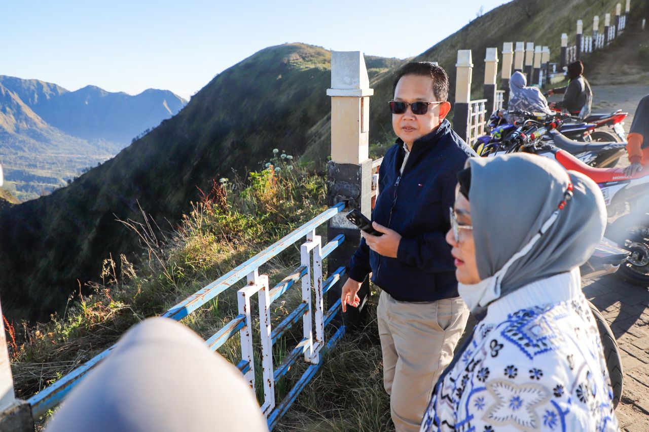 Pj Gubernur Adhy saat menaiki destinasi wisata puncak B29 Lumajang didampingi Pj Bupati Lumajang. (Ist)